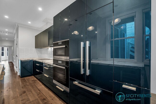 Building Photo - Russian Hill: Remodeled Top Floor Flat w/ In-Unit W/D, A/C, Private Roof Deck & Garage Parking w/...