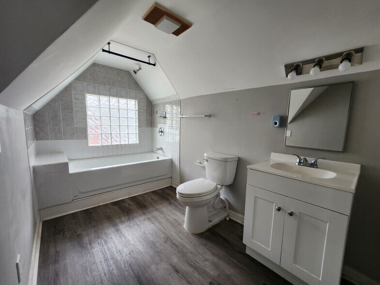 Building Photo - 515 Quinnipiac Ave