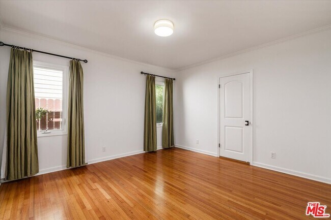 Building Photo - 627 26th St