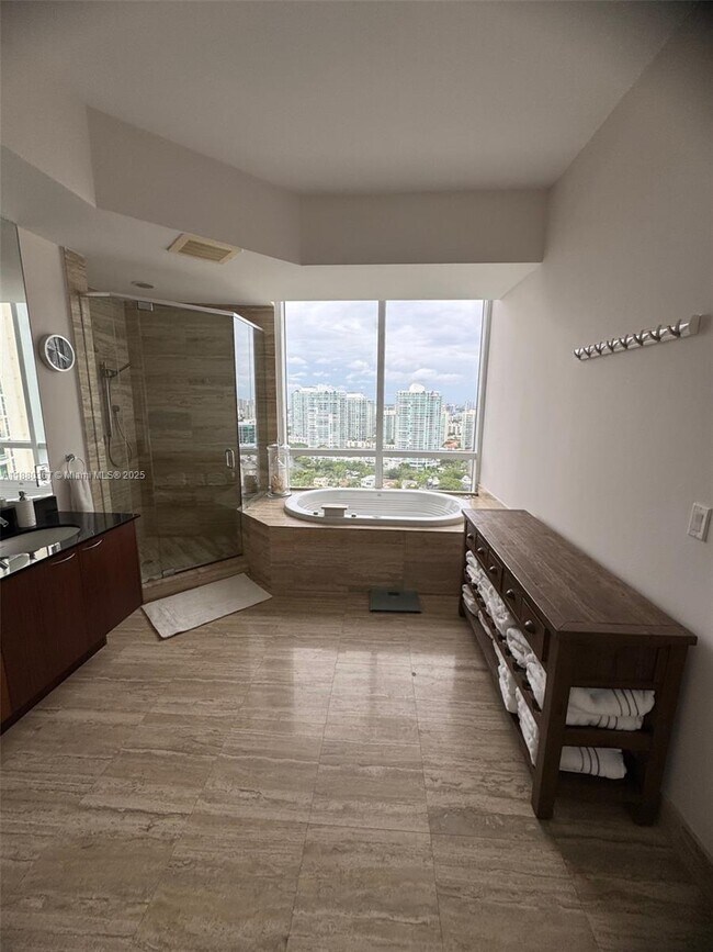 Building Photo - 16001 Collins Ave