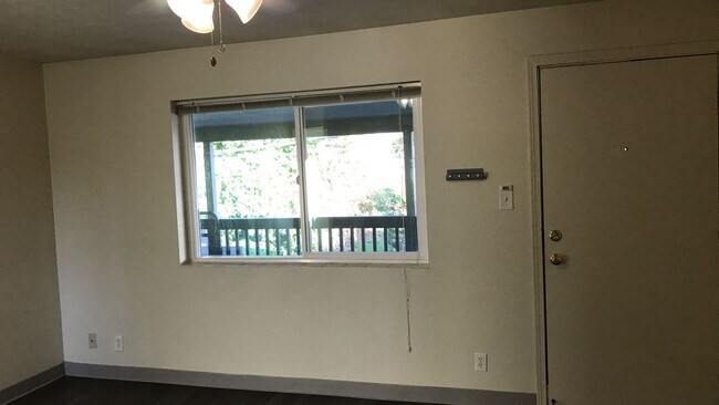 Building Photo - (DUP) Large Studio Apartment - Upgraded Plank Flooring, Large Closets, Top Floor Unit!!