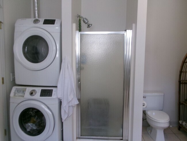 Building Photo - Walk to the Ocean from this 3 bedroom, 2.5...
