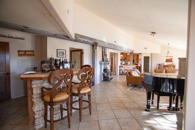 Building Photo - Janin Acers - Pool - Pet Friendly - FURNISHED OR UNFURNISHED