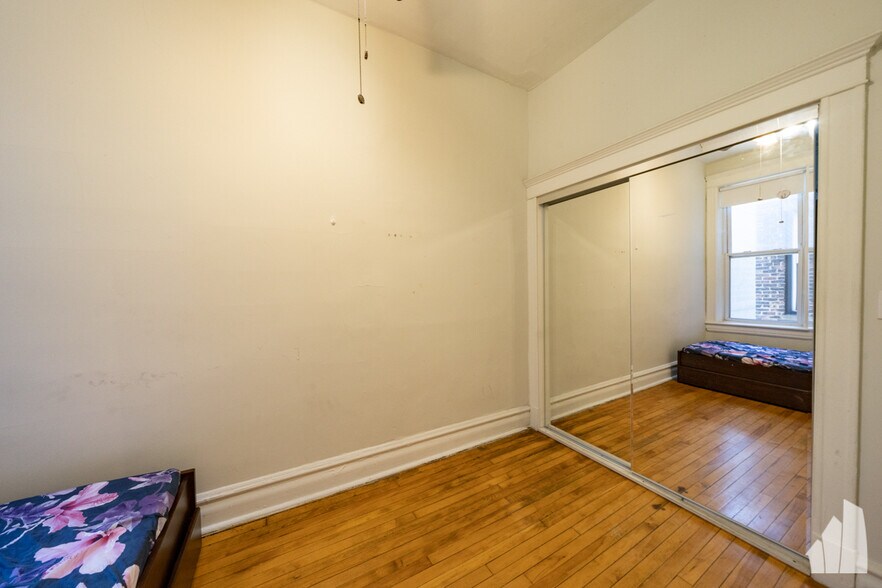 Building Photo - 1037 S Racine Ave