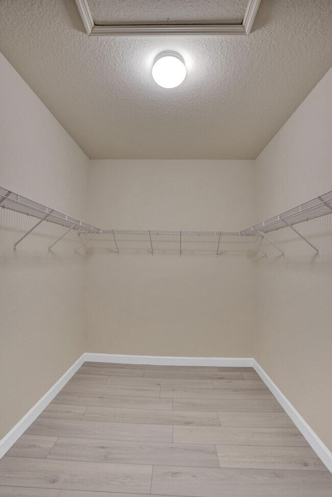 Building Photo - Gorgeous Townhome in Parkland