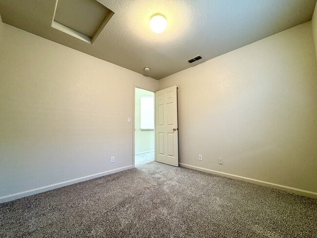 Building Photo - Beautiful 3 Bedroom 2 Bathroom Single Stor...