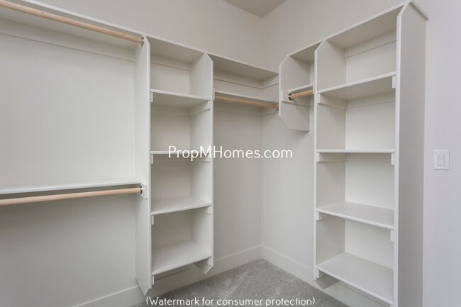 Building Photo - Stunning Craftsmanship In this Three Bedroom Townhome In Damascus!