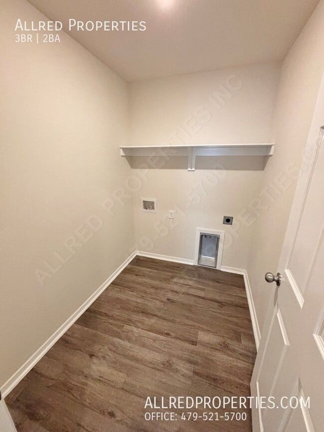 Building Photo - Move in special $300.00 off 1st month's re...