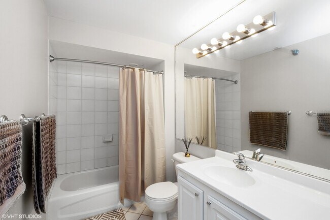 Building Photo - 345 N La Salle Dr