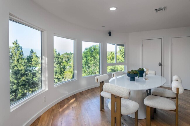 Building Photo - 3828 Alomar Dr