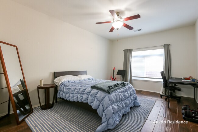 Building Photo - 910 W 25th St