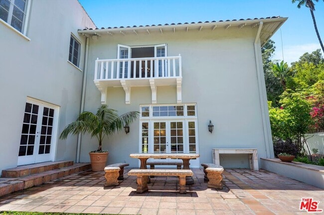 Building Photo - 1004 N Beverly Dr