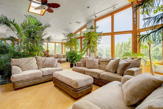 Building Photo - 8280 Queen St