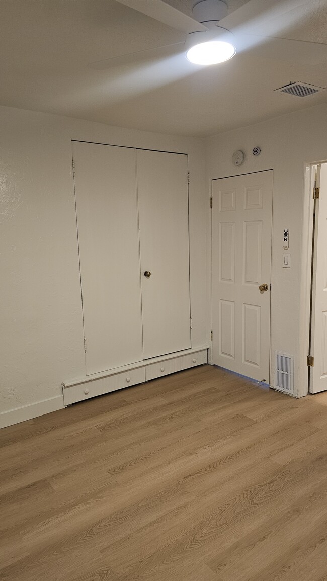 Building Photo - 476 E 7th Ave