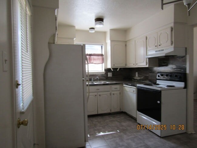 Building Photo - Turtle Creek Townhouse! MacArthur School D...