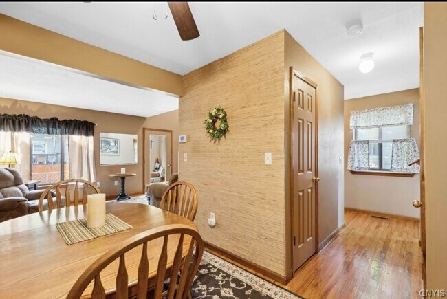 Building Photo - 8253 Honeysuckle Dr