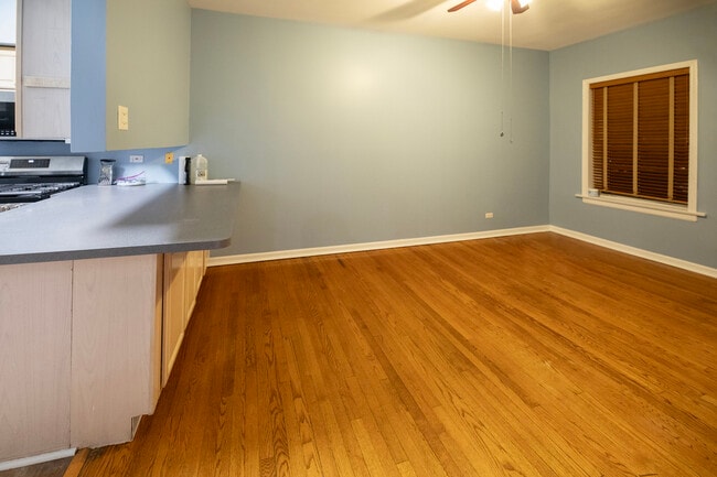 Building Photo - 6042 N Kenmore Ave