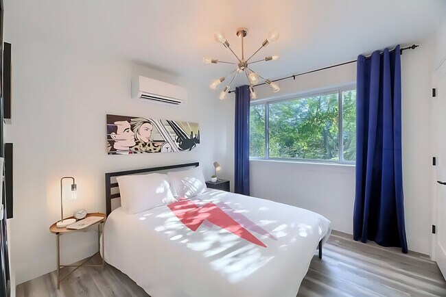 Building Photo - 1503 E 3rd St