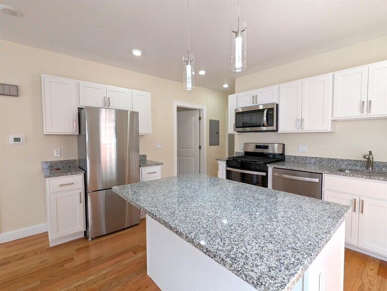 Building Photo - 2 Sacramento St