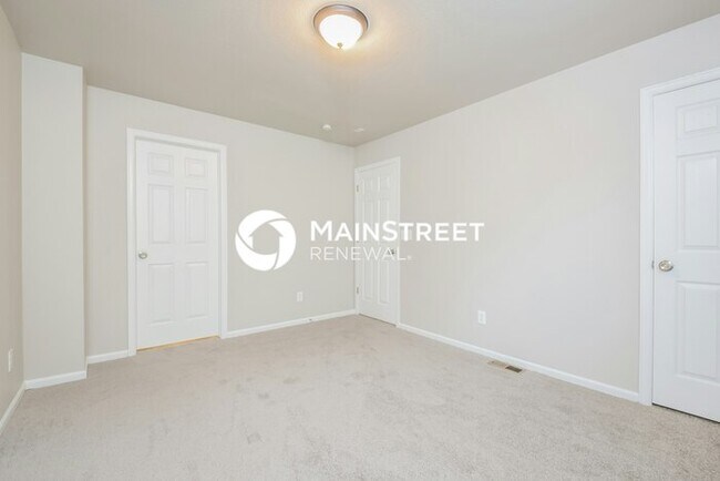 Building Photo - 4 Bedroom Pet-Friendly Home in Denver, CO with Main Street Renewal