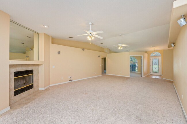 Building Photo - Spacious Home in Navarre!