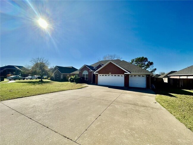 Building Photo - 602 SE Cambridge Pl