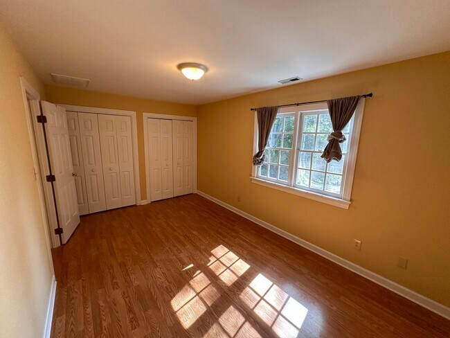 Building Photo - **West Durham 5bd / 3.5ba Oasis**