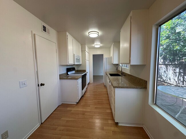 Building Photo - San Antonio HOA 3 bdrm 2 bath townhome