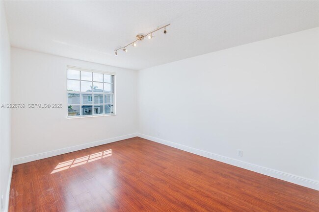Building Photo - 305 S Ketch Dr