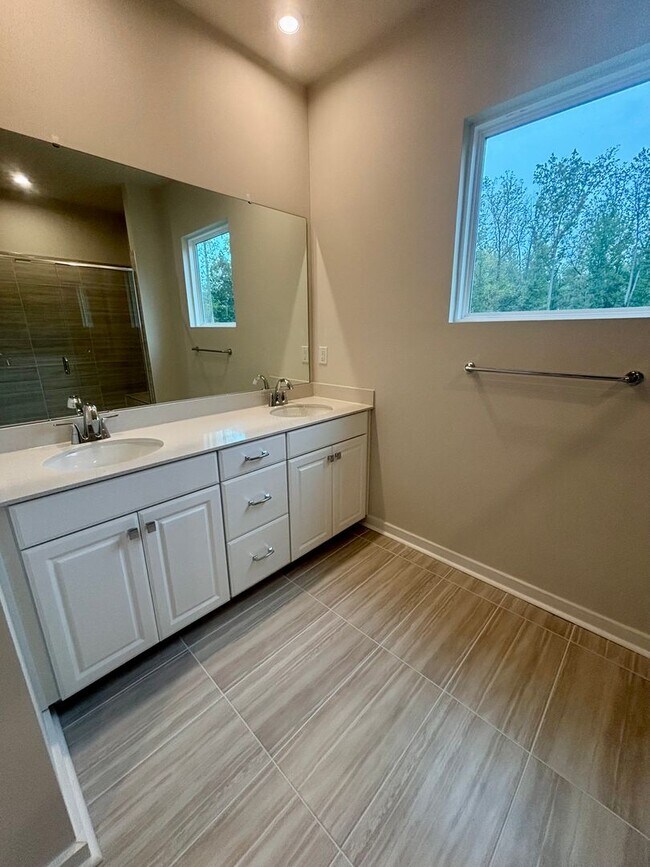 Building Photo - Beautiful, New Construction Townhouse in G...