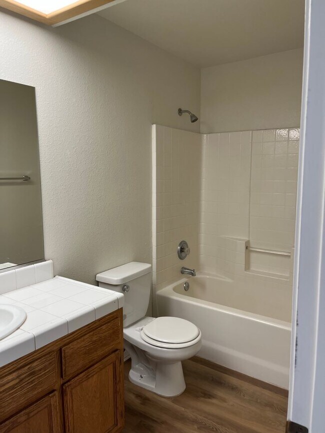 Building Photo - 3 Bedroom 2 Bathroom home Coming Soon! Available November 18, 2025!