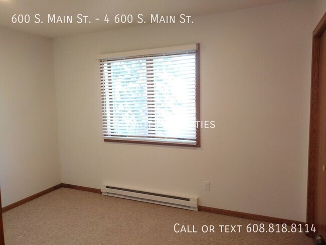 Building Photo - 2 bedroom/ 1 bath apartment in Deerfield, WI