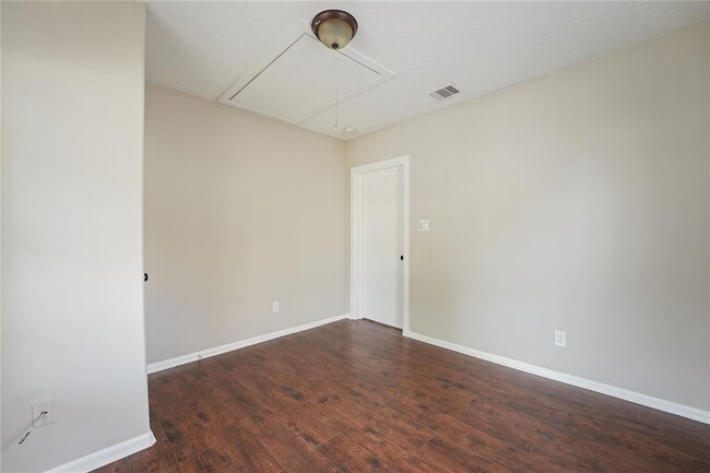 Building Photo - 916 E 35th St
