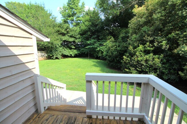 Building Photo - Charming 2 Bedroom, Large lot fenced in yard