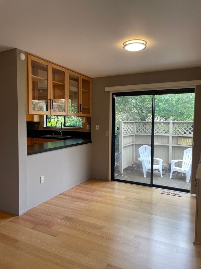 Building Photo - Beautiful End Unit Condo in Bennett Valley!