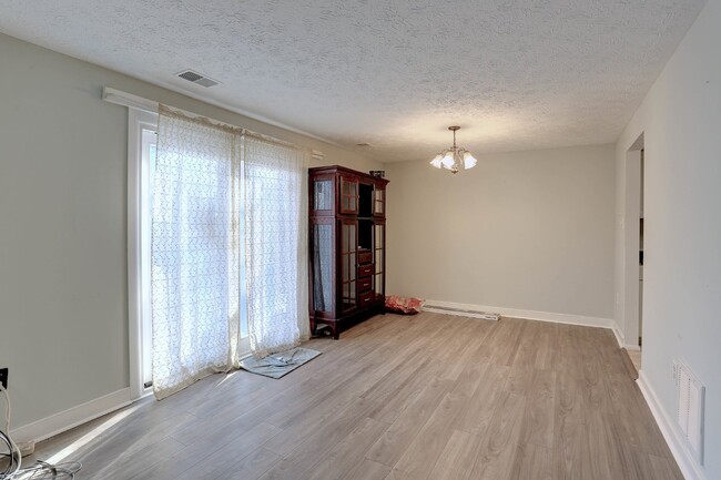 Building Photo - 3BD/1.5BA, Cozy Townhome in Silver Spring.