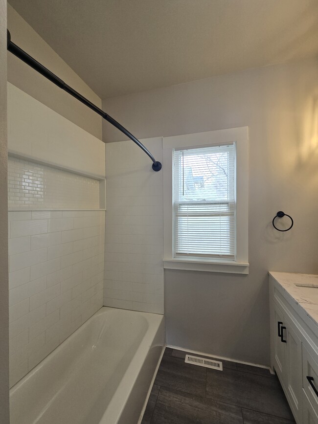 Building Photo - 250 Millwood N