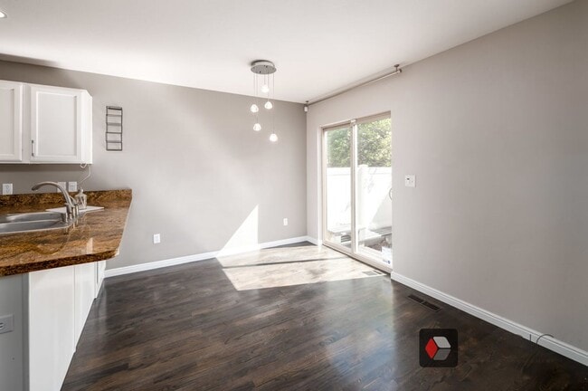 Building Photo - Stunning Row End Townhome In Excellent Loc...