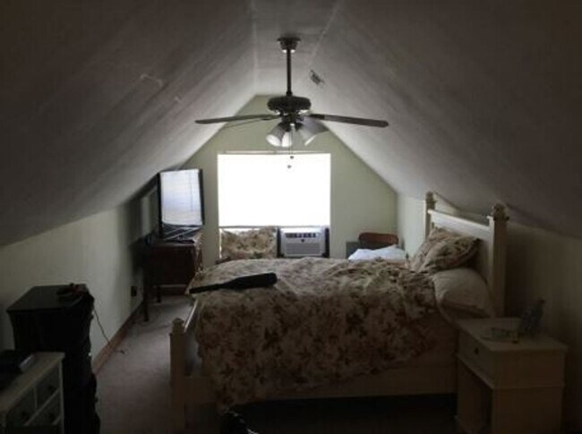 Building Photo - 3 bedroom 2 full baths and lots of land!