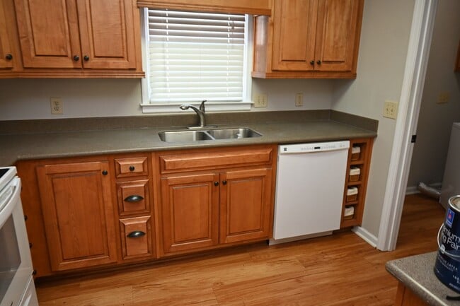 Building Photo - NE-Columbus-3 Bedrooms & 2 full Baths-Move-In Ready