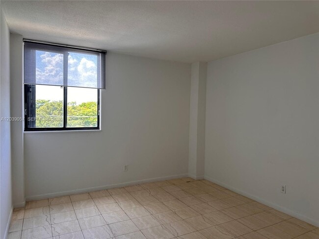 Building Photo - 2715 Tigertail Ave
