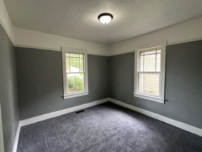 Building Photo - Section 8 Vouchers accepted for 2 Bedroom ...