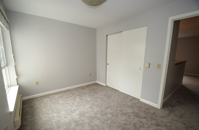 Building Photo - LIKE NEW, 1 BED, 1 BATH CONDO W HIGH END F...