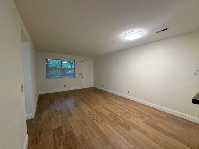 Building Photo - Last 2BR unit at Green Oaks