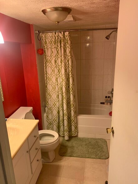 Bath - 4628 Henry St