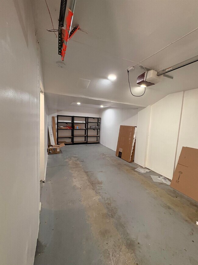 Building Photo - 17 Zabriskie St