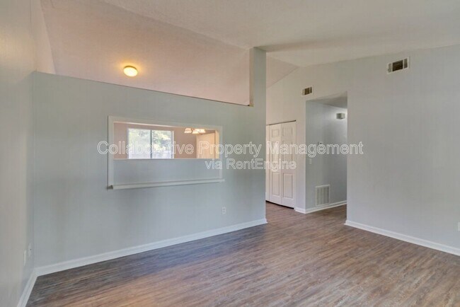 Building Photo - 128 Pointe S Dr