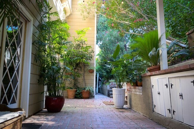 Building Photo - 3814 Dixie Canyon Ave