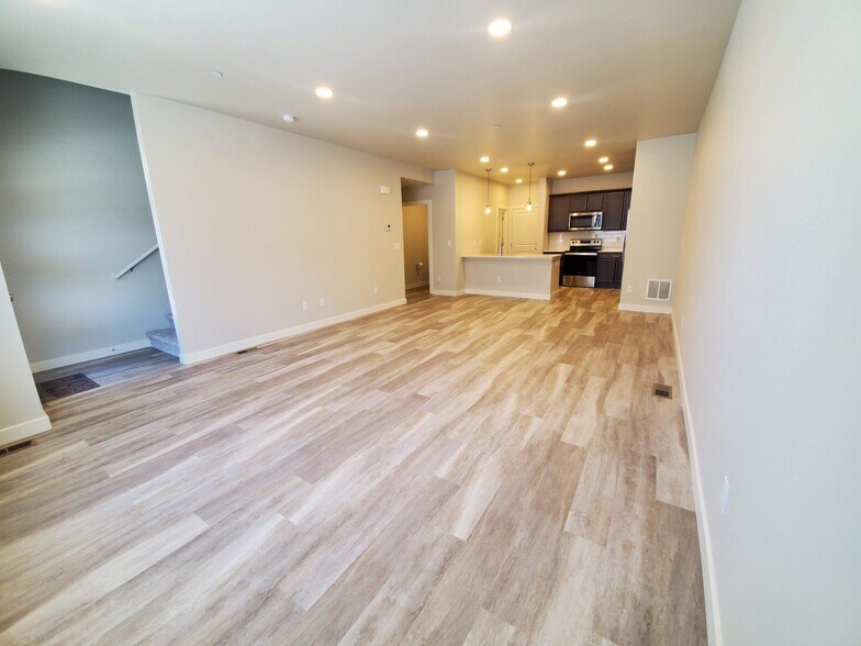 Building Photo - 2794 Barnstormer St