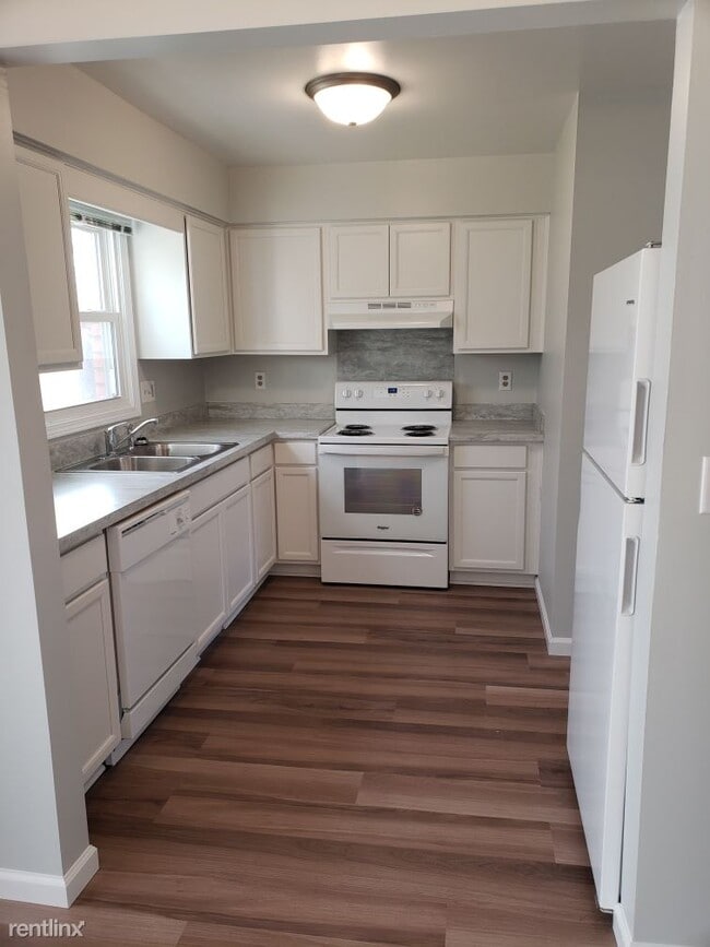 Primary Photo - 2 br, 1.5 bath Townhome - 1451 S Center Rd
